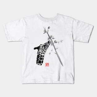 giraffe eating Kids T-Shirt